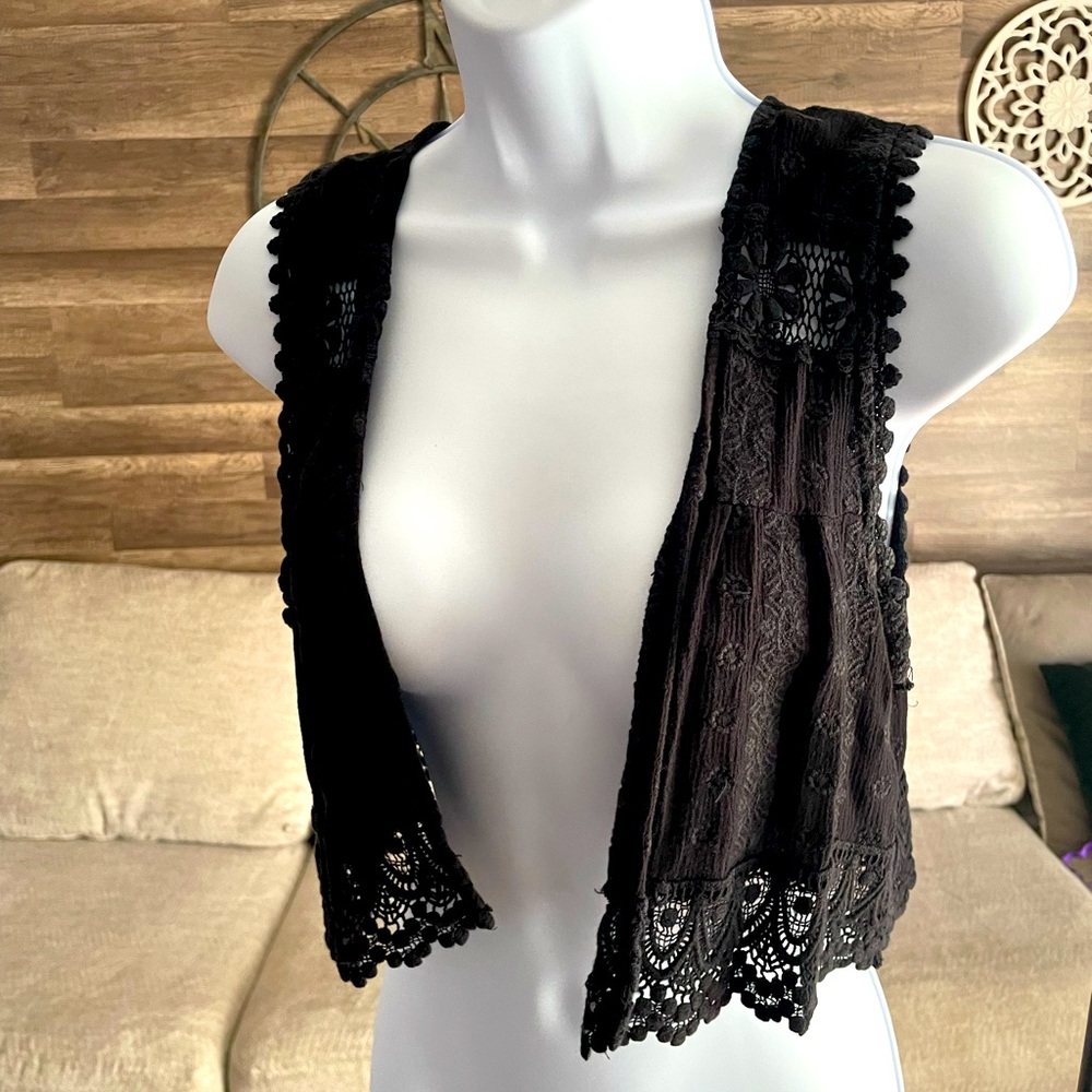 Black Lace Sleeveless Cropped Cover Up Top